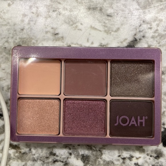 4 eyeshadow palettes - Picture 4 of 5